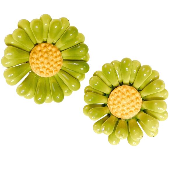 Vintage 1960s Mod Enamel Daisy Earrings Green Yellow Flower Clip Ons Cheerful - Picture 1 of 11